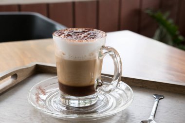 Fincan sıcak cappuccino kahve tarçın ve coco mocha içkiyle
