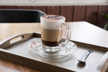 Fincan sıcak cappuccino kahve tarçın ve coco mocha içkiyle