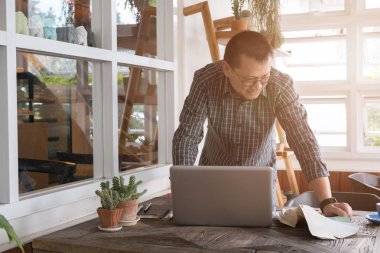 grafik veya iç Tasarımcısı bir renk renk örneği seçme