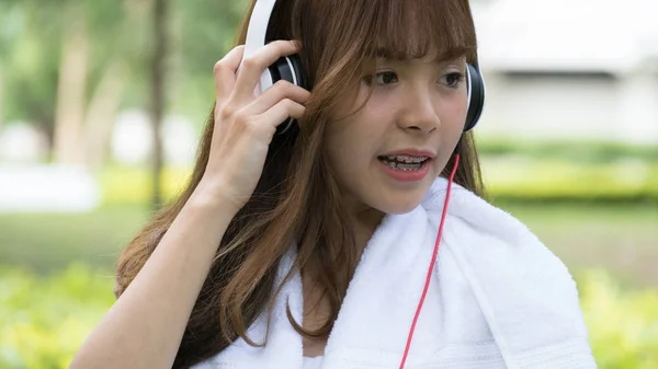 Mulher asiática com fones de ouvido. jovem menina do sexo feminino ouvir musi — Fotografia de Stock