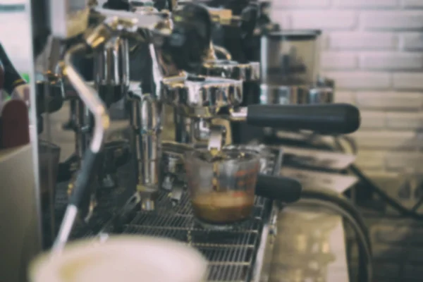 Kávovar stroj pivovarnictví a čerstvé espresso kávu jsem — Stock fotografie