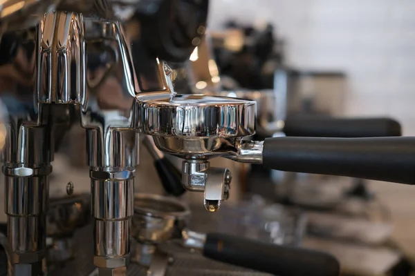 Kávovar stroj vaření čerstvé espresso kávy v kavárně — Stock fotografie