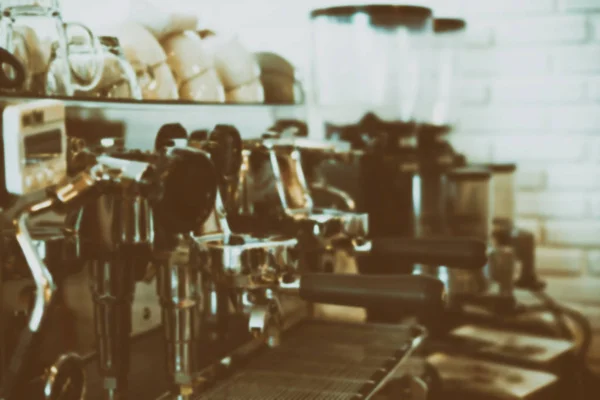 Kávovar stroj vaření čerstvé espresso kávy v kavárně. rozostření — Stock fotografie