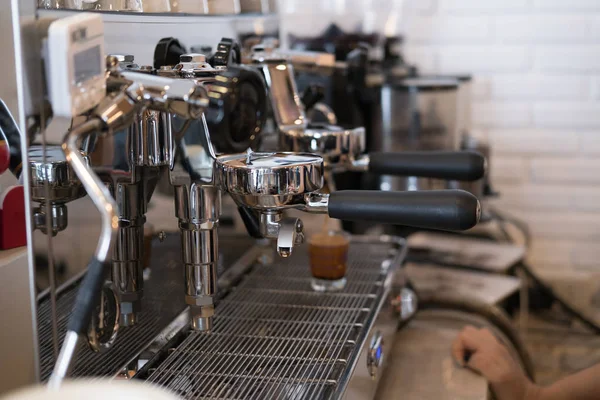 Kávovar stroj pivovarnictví a čerstvé espresso kávu jsem — Stock fotografie