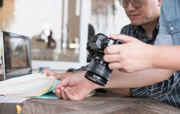 Bir renk renk swatc seçerek grafik veya iç Tasarımcısı — Stok fotoğraf