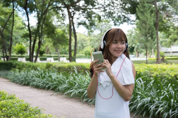Aziatische vrouw met hoofdtelefoon. jonge vrouwelijke bedrijf mobiele smart — Stockfoto
