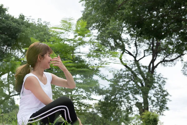 年轻的亚裔女子，练瑜伽在户外在公共公园。健康 — 图库照片