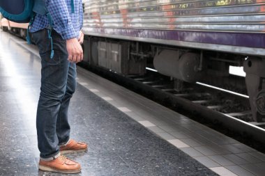 tren istasyonunda platformda ayakta sırt çantası olan Asya adam. b