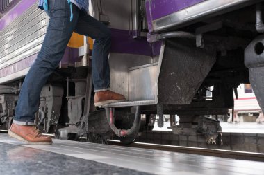 genç adam, turistik veya railw üzerinde tren için hızlandırılması Gezgin