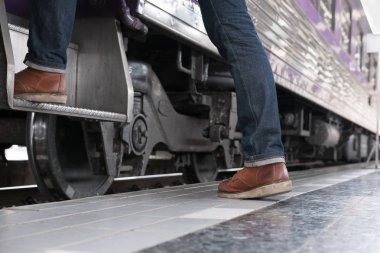 genç adam, turistik veya railw üzerinde tren için hızlandırılması Gezgin