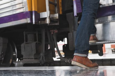 genç adam, turistik veya railw üzerinde tren için hızlandırılması Gezgin