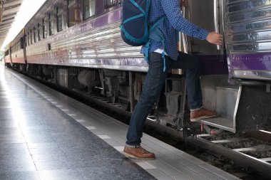 genç adam, turistik veya railw üzerinde tren için hızlandırılması Gezgin
