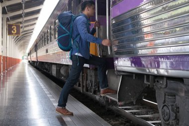 genç adam, turistik veya railw üzerinde tren için hızlandırılması Gezgin