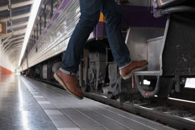 genç adam, turistik veya railw üzerinde tren için hızlandırılması Gezgin