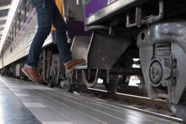 genç adam, turistik veya railw üzerinde tren için hızlandırılması Gezgin