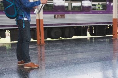 tren istasyonunda platformda ayakta sırt çantası olan Asya adam. b