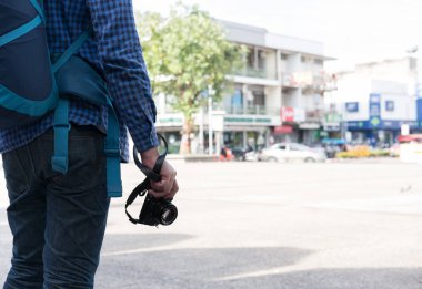 mavi gömlek ve kamera ve bac ile kot giyen genç Asyalı adam