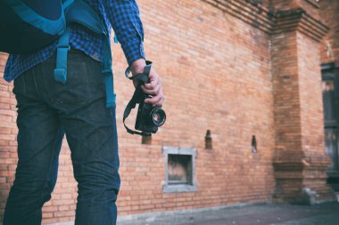 mavi gömlek ve kamera ve bac ile kot giyen genç Asyalı adam