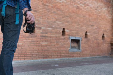 mavi gömlek ve kamera ve bac ile kot giyen genç Asyalı adam