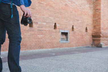 mavi gömlek ve kamera ve bac ile kot giyen genç Asyalı adam