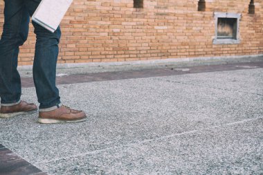 mavi gömlek ve harita ayakta n ile kot giyen genç Asyalı adam