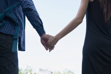 mutlu genç çift elini tutuyor. sevgiliyi walkin