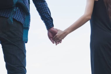 mutlu genç çift elini tutuyor. sevgiliyi walkin