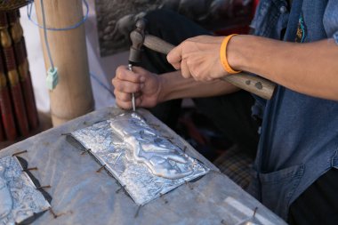 Gümüş bir tabağa fil oyma ustası (metal) 