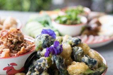 tatlı ve ekşi karides hamur ile hizmet veren kızarmış kelebek bezelye. T