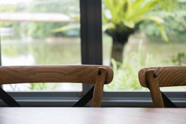 ahşap masa ve sandalye Gölü ile pencere yanında yemek salonunda ve 