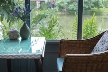 Rattan Koltuk yastık w yanında modern evde oturma odasında ile