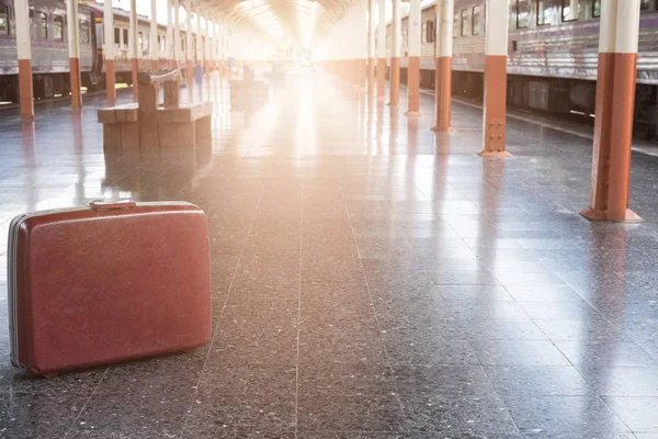 Vieille valise rouge, bagage ou bagage sur quai au train statio — Photo