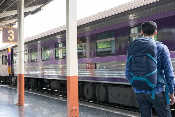 tren istasyonunda platformda ayakta sırt çantası olan Asya adam. b