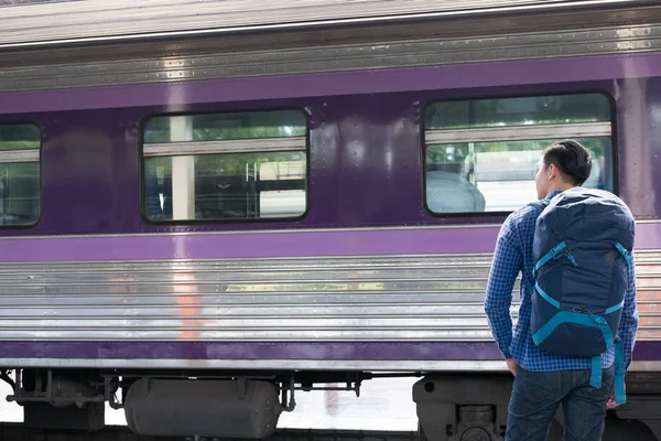 tren istasyonunda platformda ayakta sırt çantası olan Asya adam. b