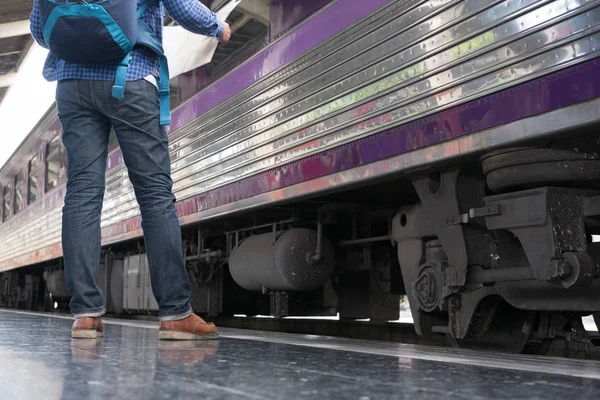 tren istasyonunda platformda ayakta sırt çantası olan Asya adam. b