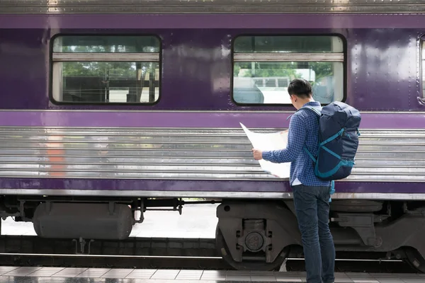 tren istasyonunda platformda ayakta sırt çantası olan Asya adam. b