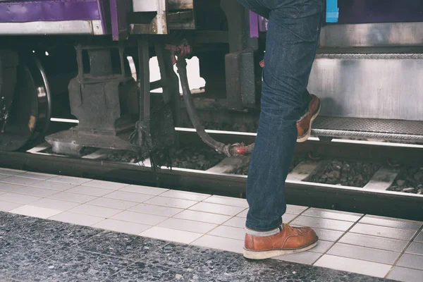 Ung man, turist eller resenären kliva till tåget på tågresenärer: — Stockfoto