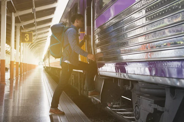 Ung man, turist eller resenären kliva till tåget på tågresenärer: — Stockfoto