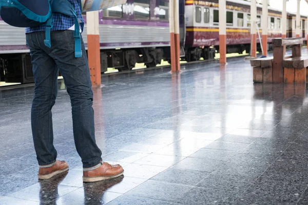 tren istasyonunda platformda ayakta sırt çantası olan Asya adam. b