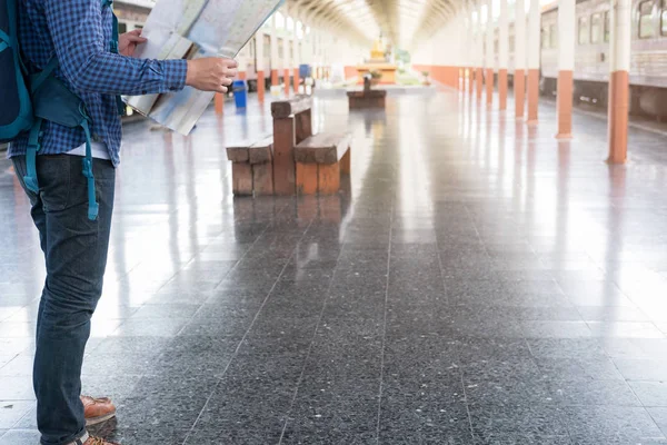 Asiático homem com mochila de pé na plataforma na estação de trem. b) — Fotografia de Stock