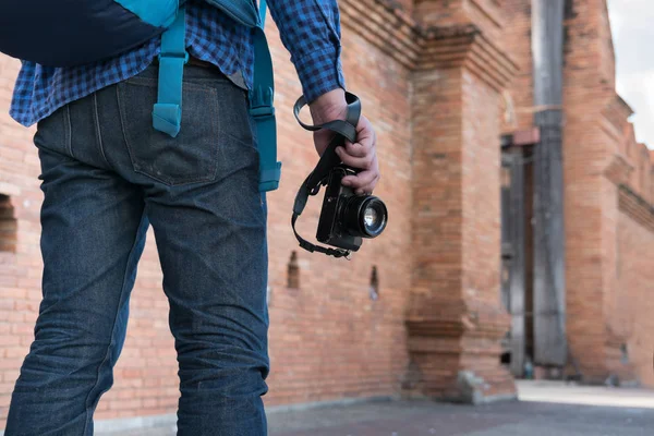 Jovem asiático homem vestindo azul camisa e jeans com câmera e bac — Fotografia de Stock