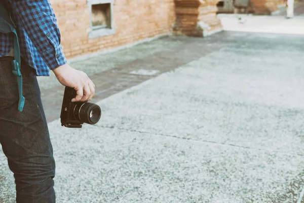 Jonge Aziatische man dragen blauw shirt en spijkerbroek met camera en bac — Stockfoto