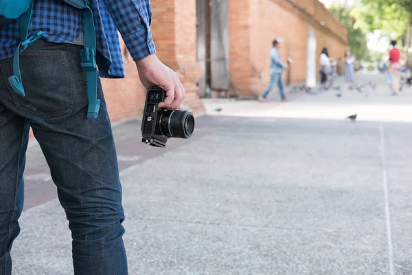 mavi gömlek ve kamera ve bac ile kot giyen genç Asyalı adam