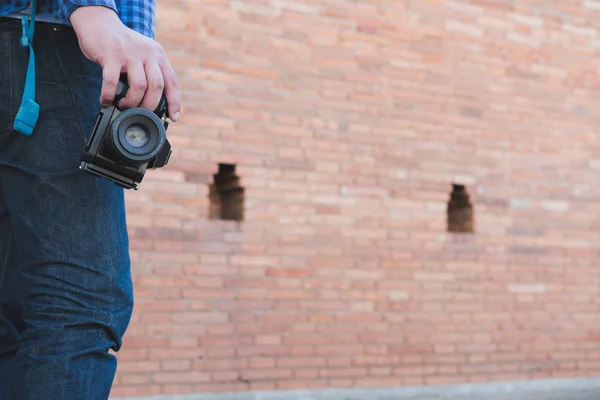 Jovem asiático homem vestindo azul camisa e jeans com câmera e bac — Fotografia de Stock