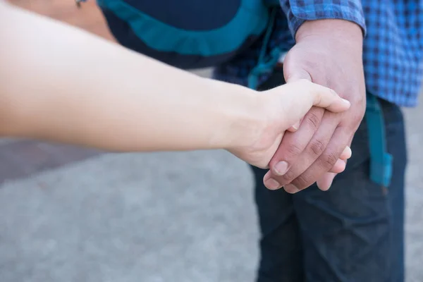 幸せな若いカップルの手を握ってします。彼氏と彼女を散歩 — ストック写真