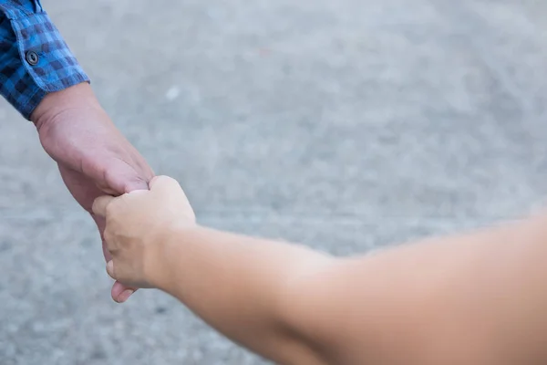 행복 한 젊은 부부는 손을 잡고. 남자 친구와 여자 친구 걸어 — 스톡 사진