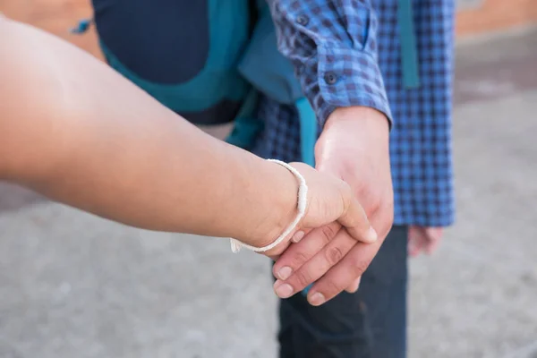 Gelukkige jonge paar hand te houden. vriend en vriendin walkin — Stockfoto