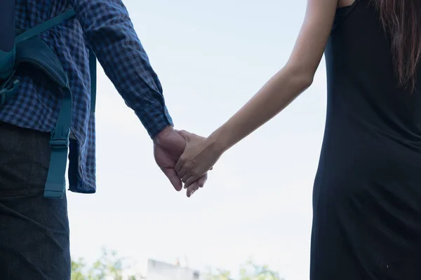 Gelukkige jonge paar hand te houden. vriend en vriendin walkin — Stockfoto