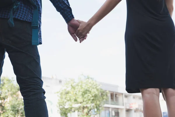 Gelukkige jonge paar hand te houden. vriend en vriendin walkin — Stockfoto