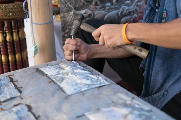 Artesano platero tallando elefante en una placa de plata (metal — Foto de Stock
